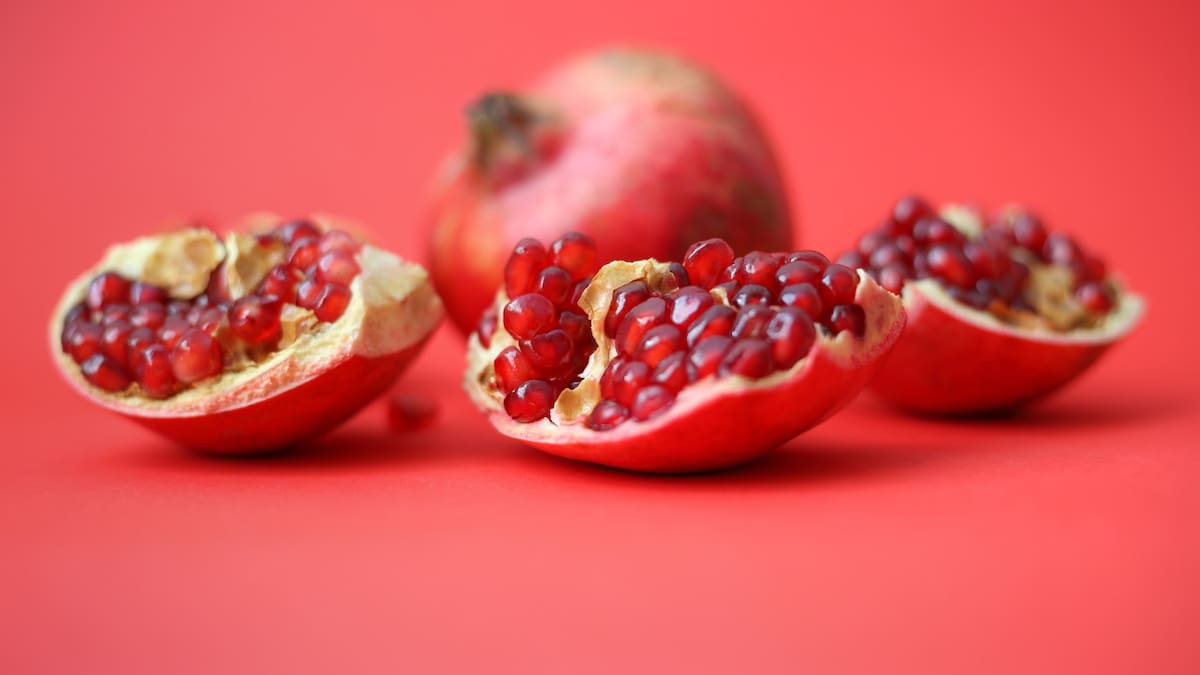 Una fruta que muy pocos conocen: previene el cáncer, reduce el colesterol y ayuda a la memoria