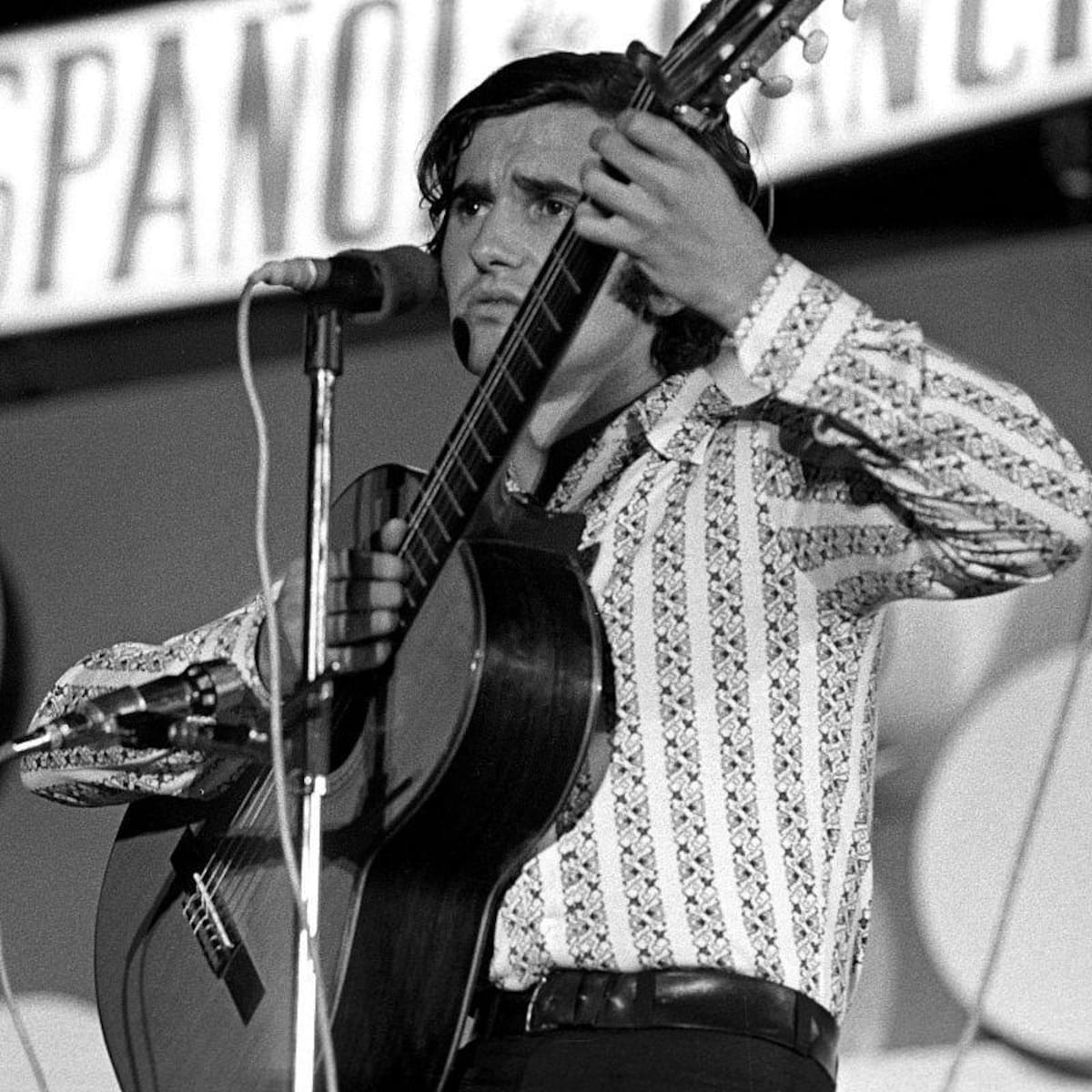 Julio Iglesias con su guitarra durante el festival que ganó con La vida sigue igual.