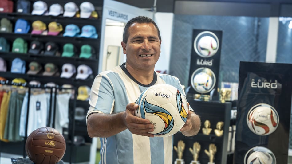 Silvio Velo con la pelota que lleva su nombre. Foto: Prensa.