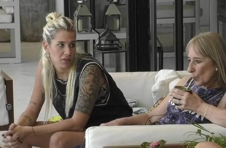 La Tora y Valentina, la hermana de Marcos hablando en el patio. Foto: Captura Gran Hermano.