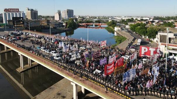 Puente Pueyrredón sigue cortado y aumenta la tensión de los movimientos sociales que reclaman ayuda