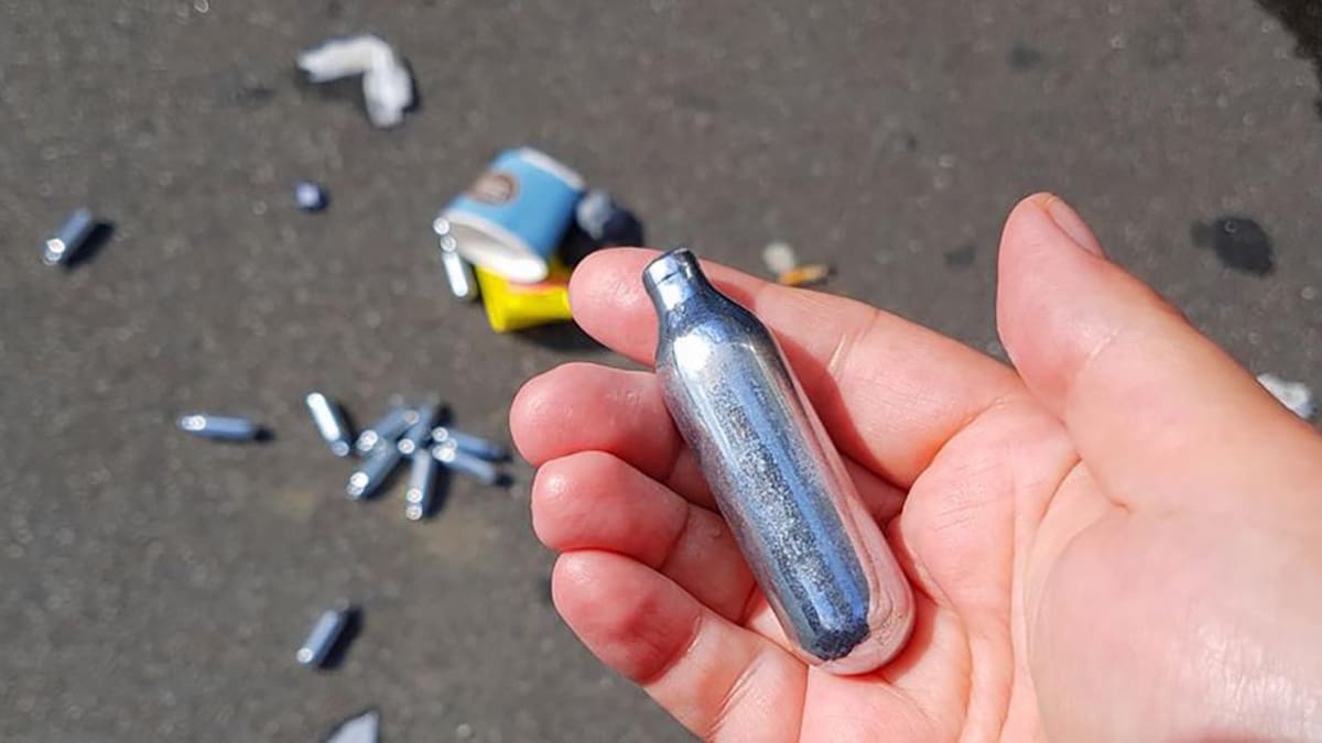 "Gas de la risa": qué es la droga que crece cada vez más entre jóvenes en Reino Unido y genera alarma