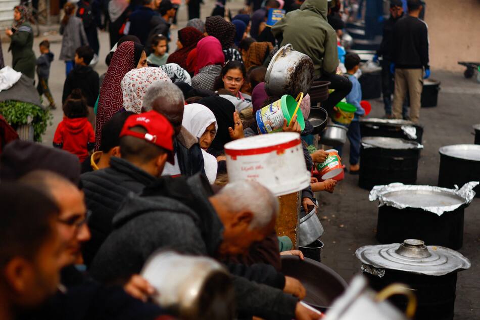 Cocinas comunitarias en campos de refugiados en Rafah, Gaza. Foto: Reuters.