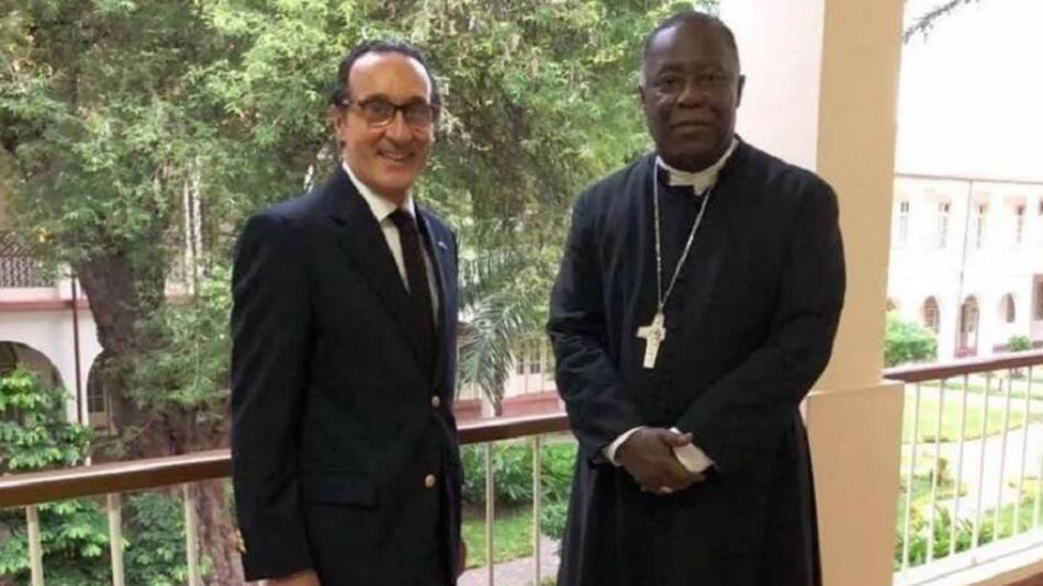 Luis Bellando junto al arzobispo de Luanda, Filomeno Vieira Dias, en una actividad oficial.