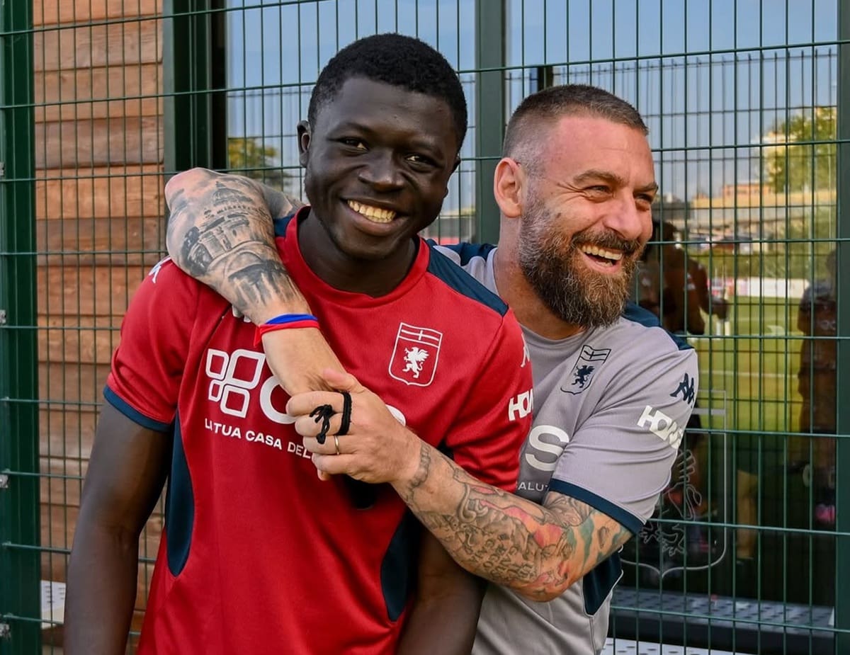 Chec Bebel Doumbia, futbolista de la Selección de Burkina Faso, junto a Daniele De Rossi.