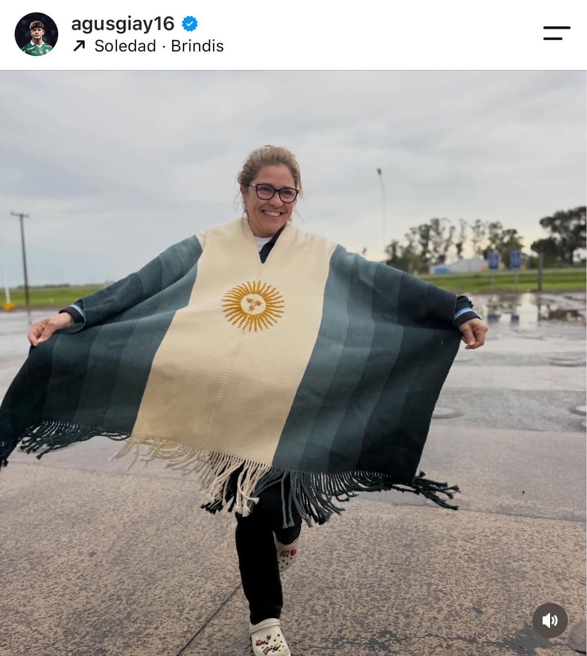 Agustín Giay le regaló el poncho de La Sole a su mamá