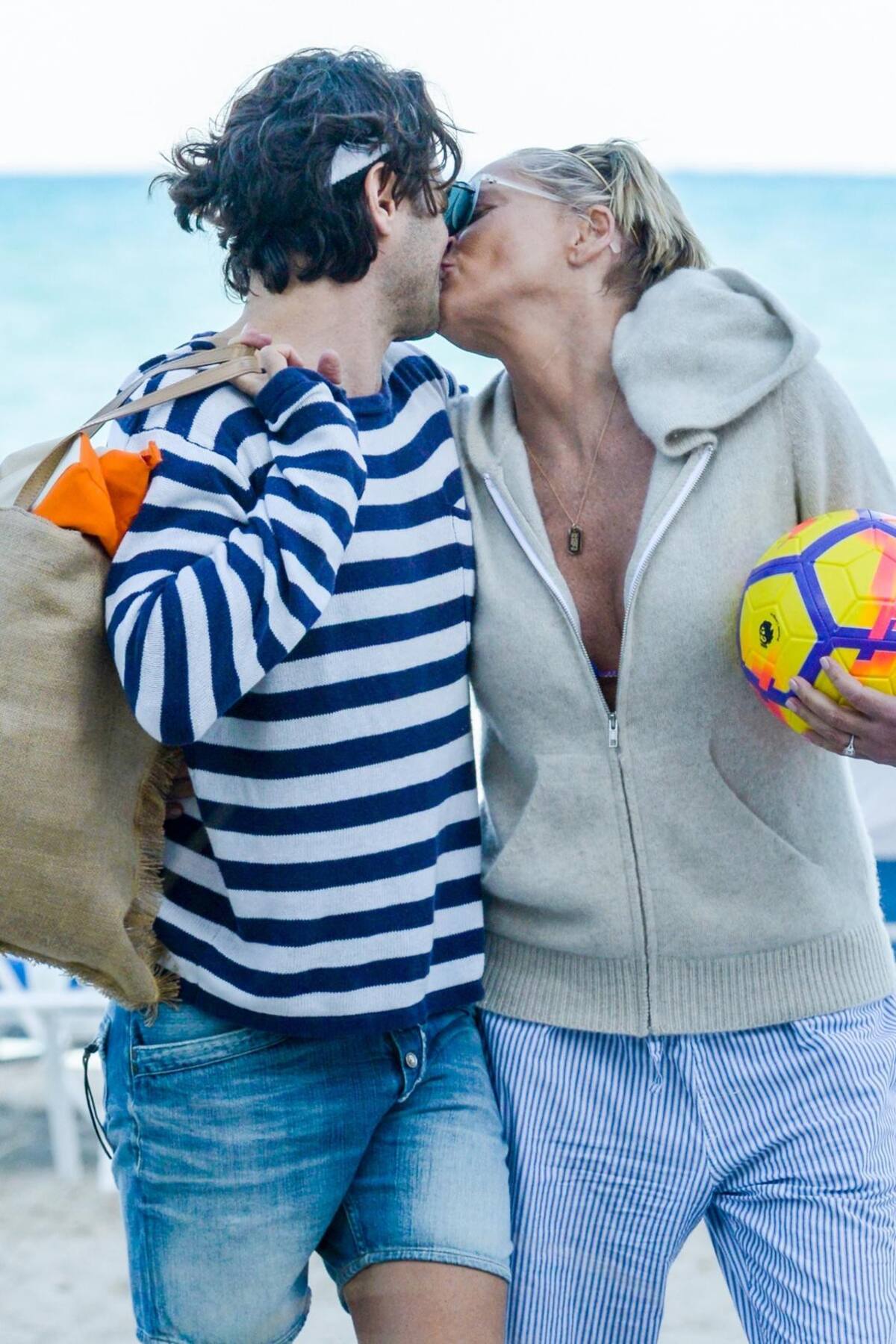Sharon Stone muy hot a los 60 y con nuevo novio