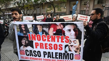 Familiares de los seis imputados en la causa de la violación grupal en Palermo. Foto: Télam.