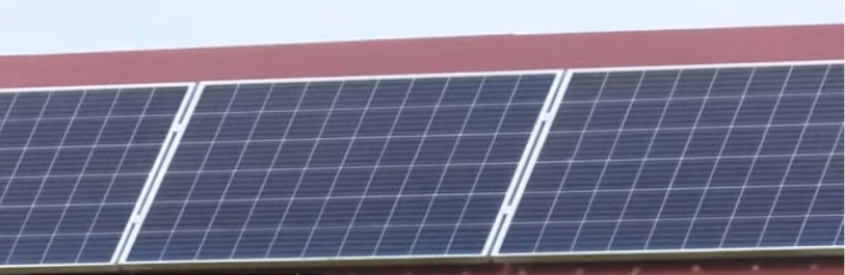 La institución cuenta con 18 paneles solares y cuatro baterías de reserva. Foto: Captura.