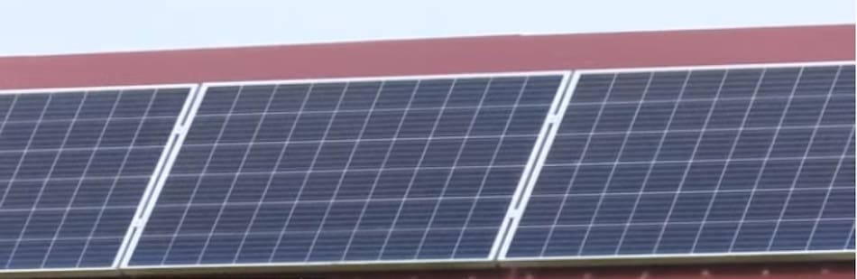 La institución cuenta con 18 paneles solares y cuatro baterías de reserva. Foto: Captura.
