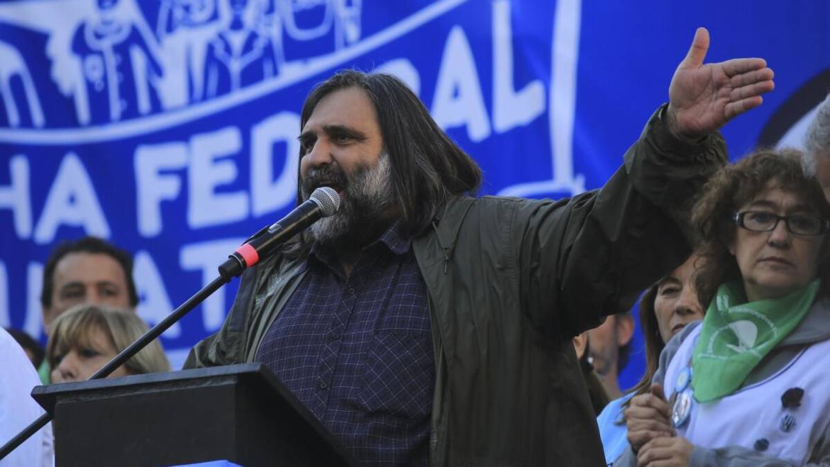 Roberto Baradel en marcha federal educativa - Plaza de Mayo - NA