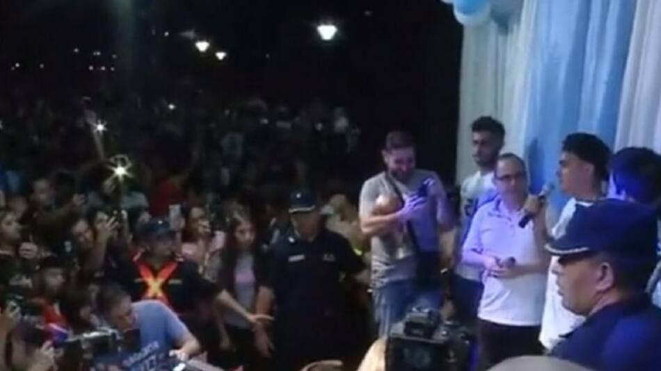 Dybala hablándole a su gente. Foto: NA.