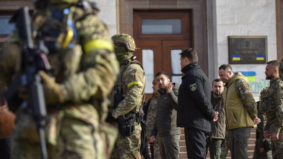 Zelenski junto al ejército ucraniano. Foto: EFE