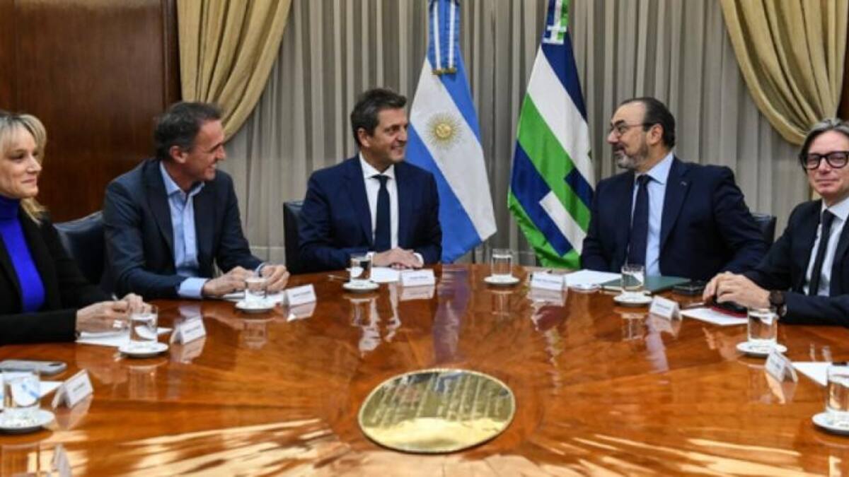 El ministro Sergio Massa junto al presidente de la entidad Sergio Díaz Granados. Foto: NA.