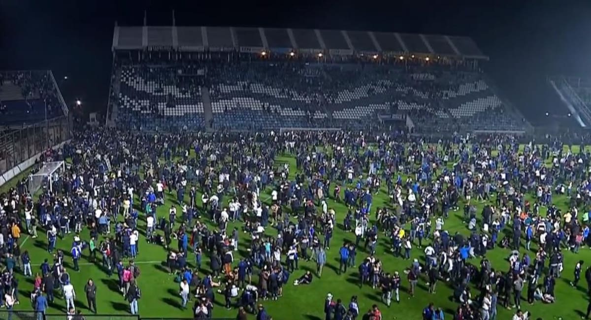 Incidentes en pleno partido entre Gimnasia y Boca. Foto: NA