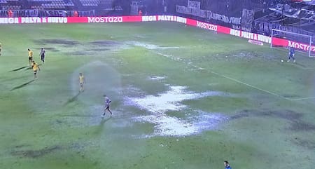 Cancha de fútbol mojada por la lluvia. Foto: X/@dios_es_digital.