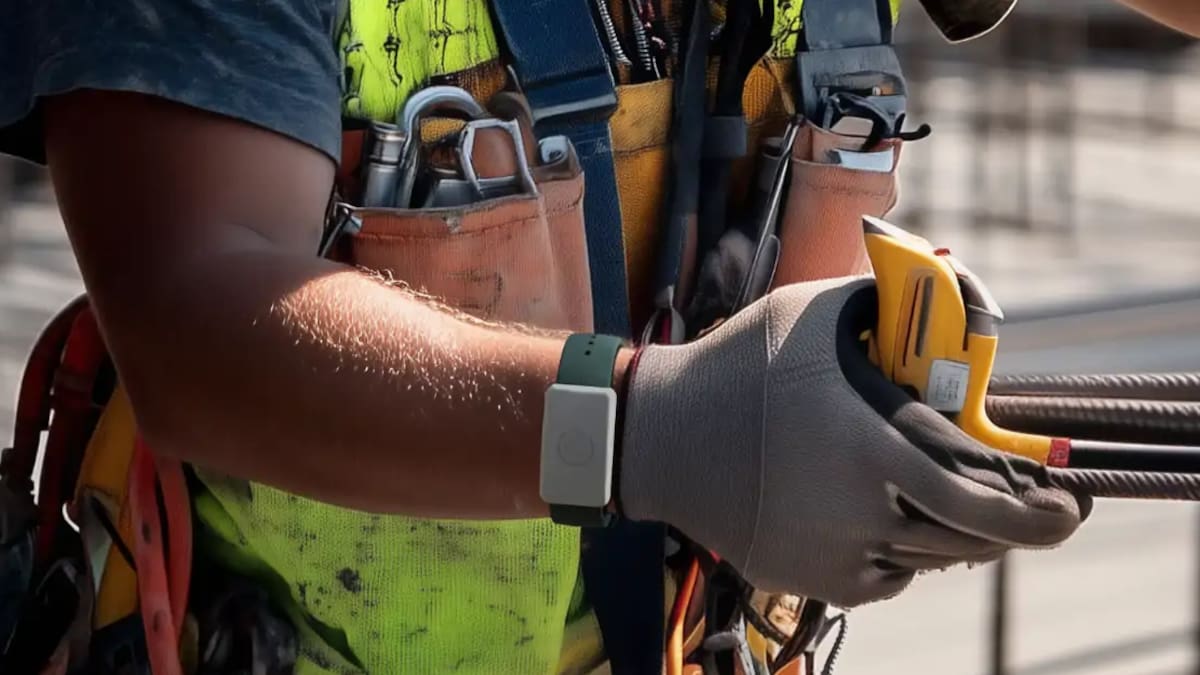 La pulsera inteligente desarrollada en Japón detecta señales tempranas de estrés térmico y alerta al usuario antes de que pueda sufrir un golpe de calor.