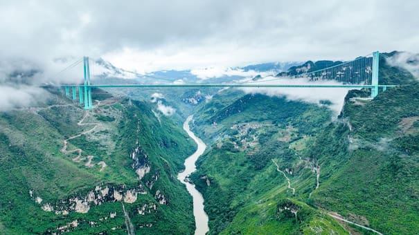 El impresionante puente que toca las nubes: es el más alto del mundo, tiene 625 metros y reduce viajes de dos horas a solo minutos