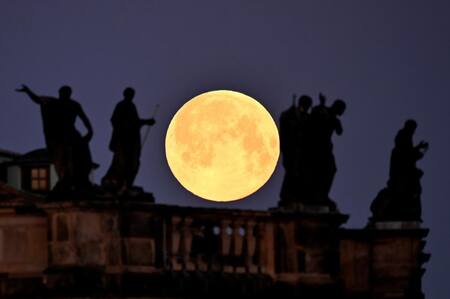Superluna rosa, detrás de las esculturas de la catedral de Dresde, Alemania MATTHIAS RIETSCHEL - Reuters