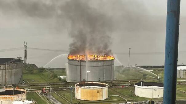 Dock Sud: un rayo provocó la explosión y el incendio de un tanque de petróleo en una destilería