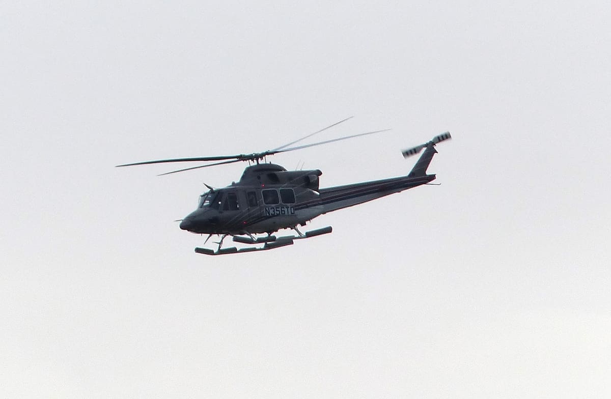 El helicóptero es utilizado para tareas de control de incendios.