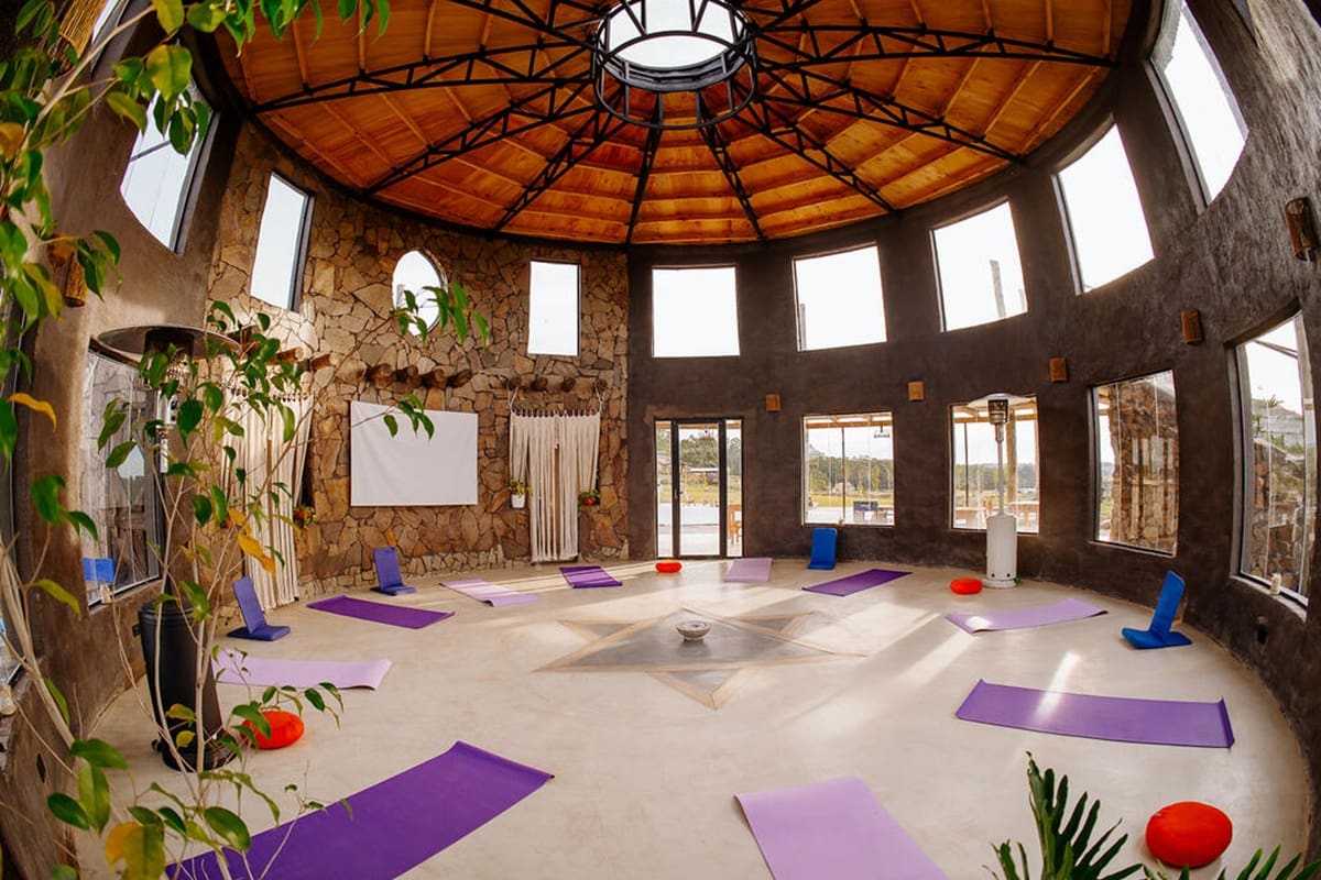 La propuesta, abierta a viajeros solos, parejas y dúos, no requiere experiencia previa y permite colaborar en tareas de huerta, mantenimiento y recepción de huéspedes a cambio de alojamiento y una experiencia de inmersión en plena naturaleza serrana.