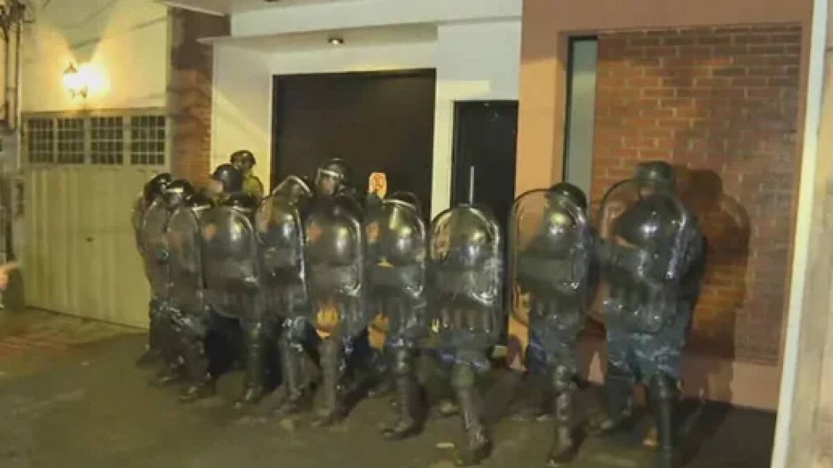Incidentes en la puerta de la casa del gobernador de Misiones. Foto: NA.