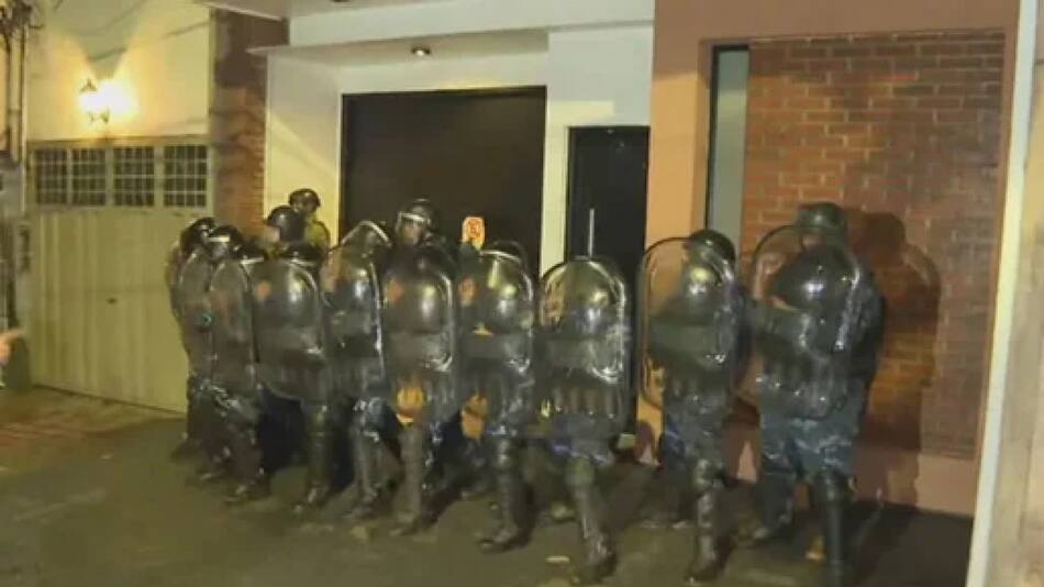 Incidentes en la puerta de la casa del gobernador de Misiones. Foto: NA.