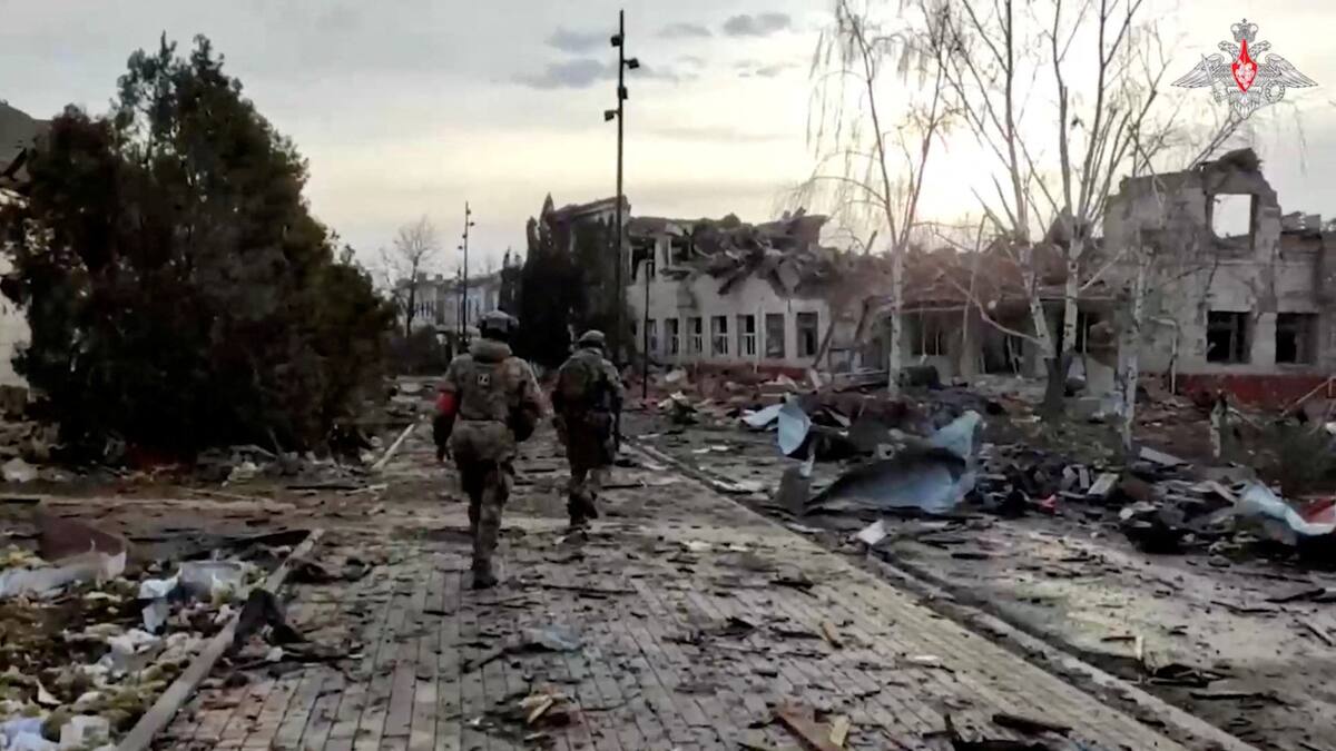 Destrucción en las calles producto de la guerra entre Rusia y Ucrania. Foto: Reuters.