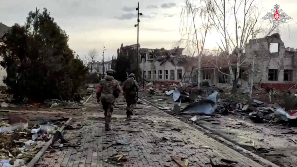 Destrucción en las calles producto de la guerra entre Rusia y Ucrania. Foto: Reuters.