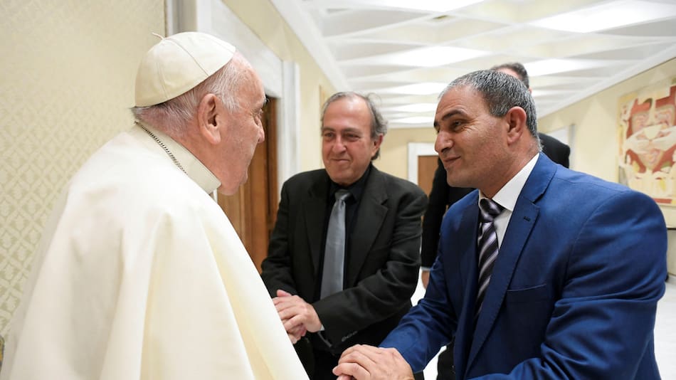 Activistas israelíes y palestinos con el papa Francisco. Foto: Reuters.