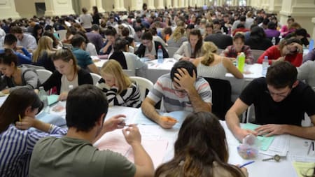 141 estudiantes deberán repetir el examen de Residencias médicas.