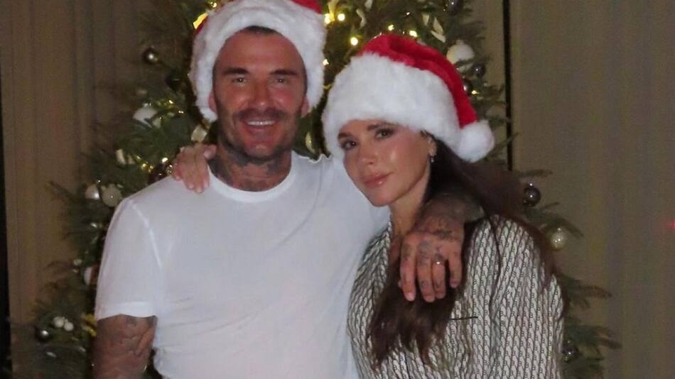 Victoria y David Beckham con looks navideños. Foto: Instagram @victoriabeckham.