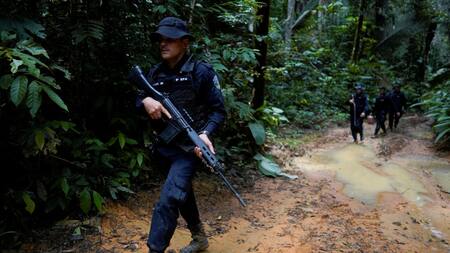 Policías militares y agentes del ICMBio (Instituto Chico Mendes para la Conservación de la Biodiversidad) buscan madereros ilegales. Foto: Reuters.