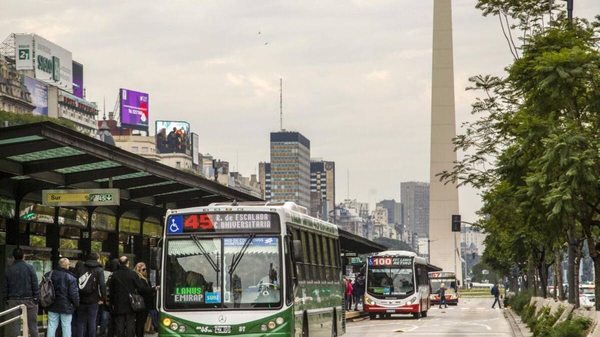 Colectivos en Ciudad de Buenos Aires. Foto: NA.