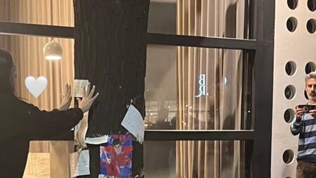 Imágenes del altar que le hicieron fanáticos a Liam Payne tras su muerte. Foto: X.