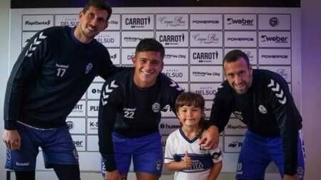 Francisco Bustos junto a Rodrigo Rey y Brahian Aleman. Foto: Gimnasia de La Plata.