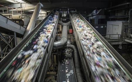 En la imagen de archivo, cintas transportadoras de plástico de una planta de reciclaje en Berlín (Alemania). EFE/CLEMENS BILAN