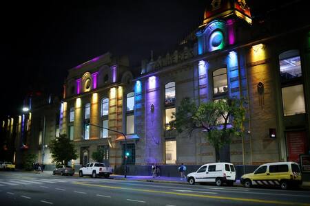 CABA se ilumina por el papa Francisco. Fuente: x @lauritalonso