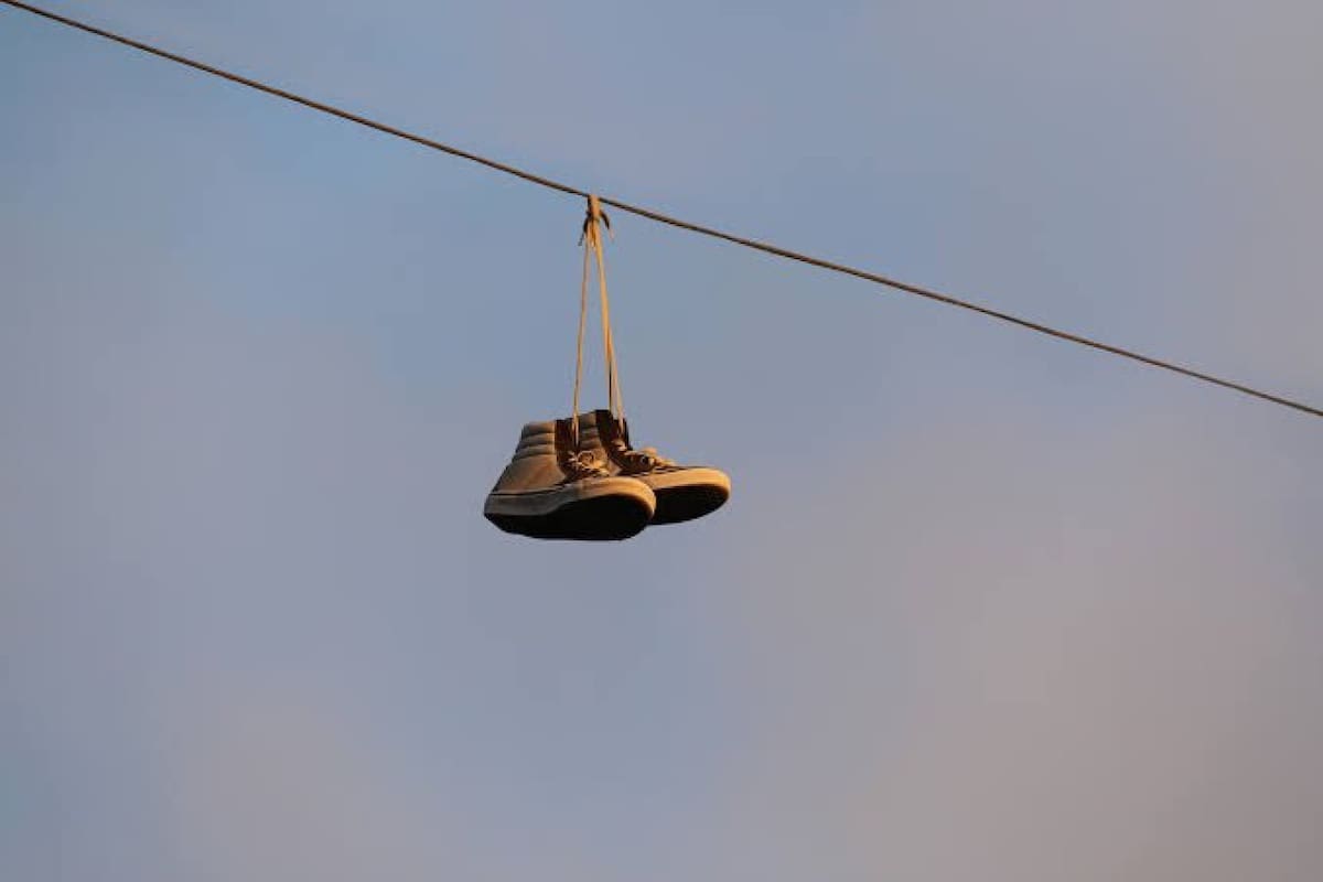 Zapatillas en los cables. Foto: X