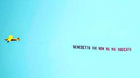 El enigma del avión: un misterioso mensaje sobre Benedicto XVI sobrevuela Roma