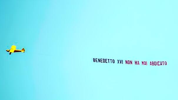 El enigma del avión: un misterioso mensaje sobre Benedicto XVI sobrevuela Roma