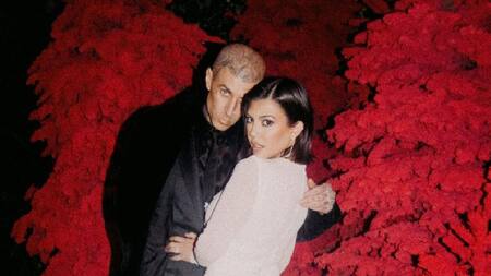 Kourtney Kardashian y Travis Barker. Foto: Instagram @kourtneykardashian.