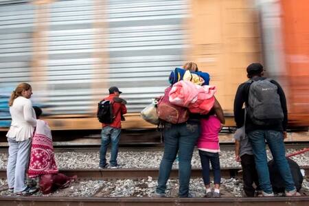 Migrantes esperando subir a los trenes de carga para llegar a la frontera con Estados Unidos. Foto: EFE