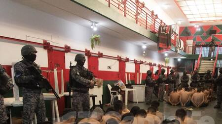 Impactante imagen en "A lo Bukele" en Rosario. Foto: Gobierno de Santa Fe.