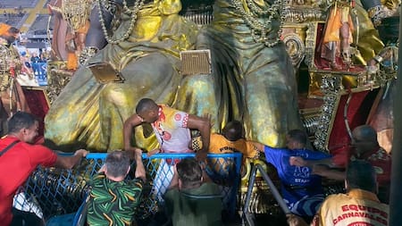 Caos en el Carnaval de Río de Janeiro: una carroza se descontroló en el Sambódromo y atropelló a tres personas durante el desfile