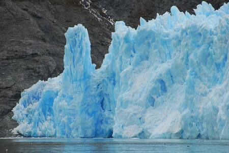 La preocupación de los especialistas, es que los días de calor en este invierno, derritieron la nieve acumulada en la Cordillera de la zona central, vital reserva de agua para el verano. Foto Twitter @normayvos.