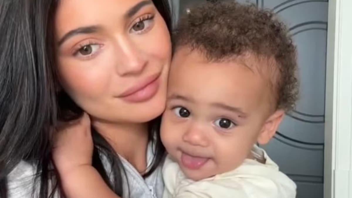 Kylie Jenner junto a su hijo. Foto: Instagram/kyliejenner