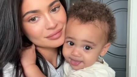 Kylie Jenner junto a su hijo. Foto: Instagram/kyliejenner