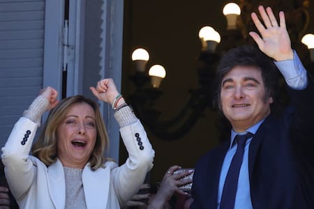 Giorgia Meloni y Javier Milei en el balcón de Casa Rosada. Foto: Reuters.